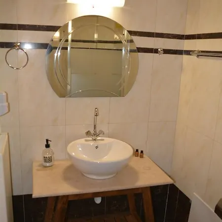 Zarouchla Inn Ξενοδοχείο *