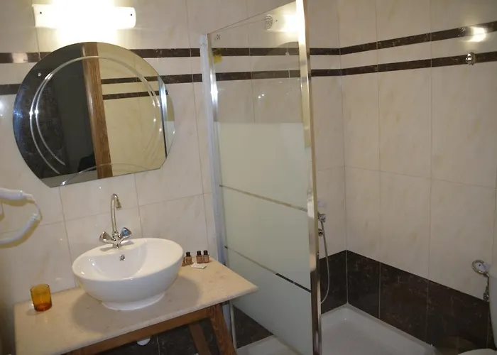 מלון Zarouchla Inn *