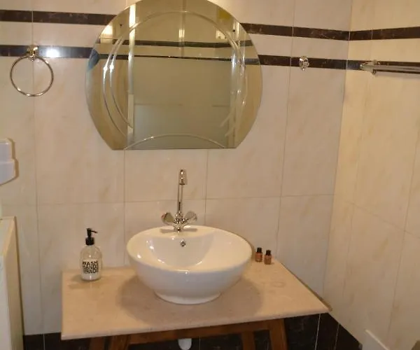 Zarouchla Inn מלון *